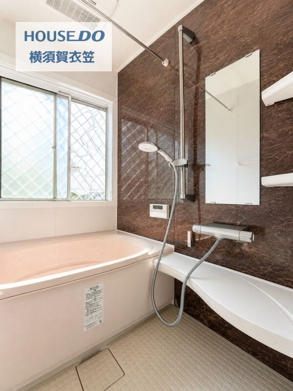 窓付きの浴室は明るさと換気のしやすさが魅力。ゆったり湯船に浸かりながら、毎日の疲れを心地よく癒せる空間です。