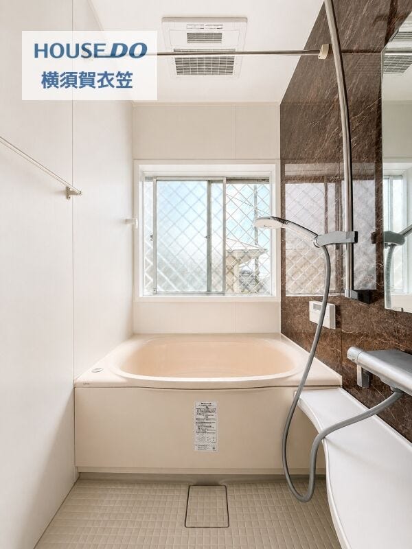 清潔感ある浴室は窓付きで湿気がこもりにくく、浴室乾燥機も搭載。毎日の入浴時間を快適に支える設備が整っています。