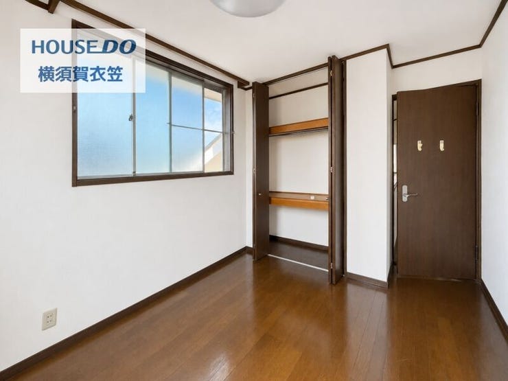 二面採光で明るさをしっかり確保した洋室。収納付きで居室空間を広く使いやすく、子ども部屋や書斎にも活用しやすい一室です。