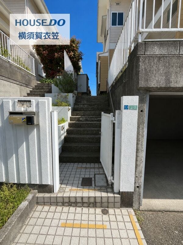 門扉付きでプライバシーにも配慮されたアプローチ。住まいへと続く階段が、落ち着いた邸宅感を演出しています。