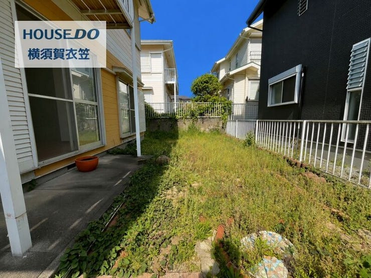 建物横にはお庭スペースを確保。ガーデニングや家庭菜園はもちろん、お子さまやペットとの時間も楽しめそうです。
