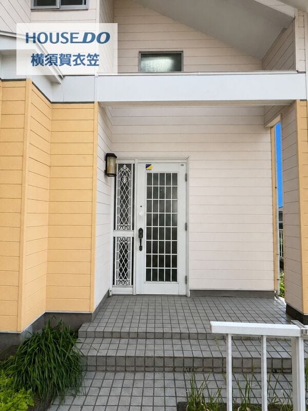 屋根付きの玄関アプローチは雨の日も出入りしやすく安心。すっきりとした外観が住まいの印象を上品に引き立てます。