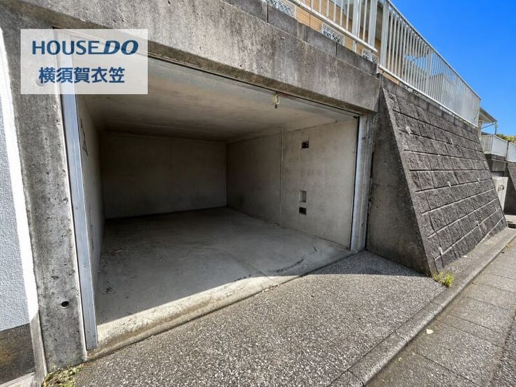 大切なお車を雨風から守れる掘り込み車庫。道路からの出入りもしやすく、住まいの使い勝手を高めてくれます。
庭