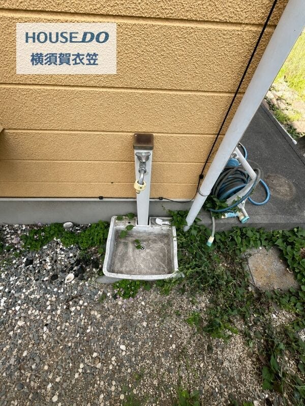 お庭まわりのお手入れや掃除に便利な立水栓を設置。ガーデニングや外まわりの作業にも重宝する設備です。