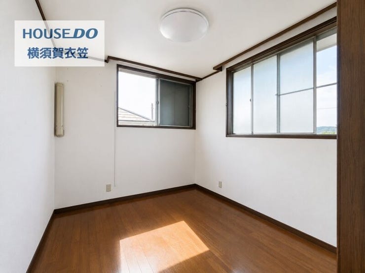 すっきりとした形で家具配置がしやすい洋室。2方向の窓から光と風を取り込み、心地よく過ごせるプライベート空間です。