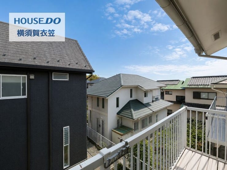 バルコニーからは開放感のある空が広がり、周辺住宅街を見渡せる眺望。晴れた日は気持ちよく外の空気を感じられます。