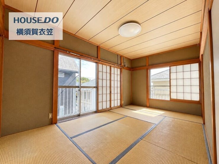 採光がしっかり入る明るい和室。障子や木部のやわらかな雰囲気が魅力で、落ち着いた時間を過ごせる癒しの空間です。