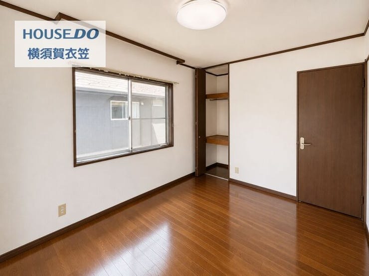 収納棚付きで使い勝手のよい洋室。シンプルで整った室内は、寝室としてはもちろん在宅ワーク用のお部屋にもおすすめです。