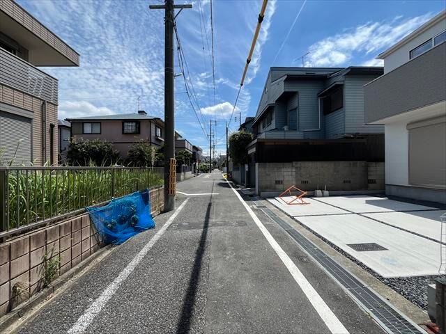 幅員約4mの北側前面道路です。普通車が1台通れる幅となります。大型車の通行が少ないので、振動や騒音が抑えられます。