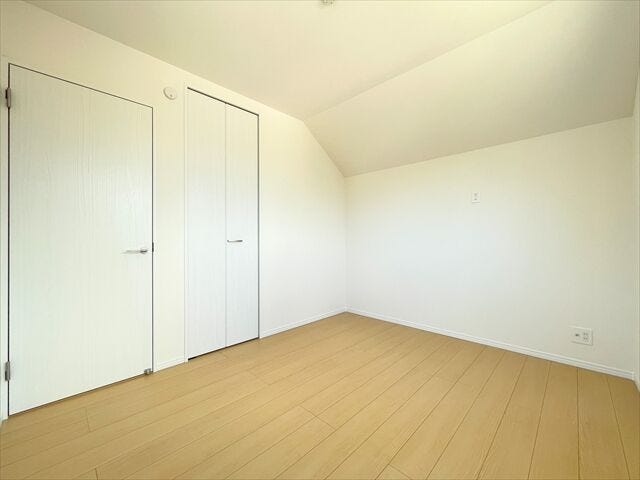 壁が白いのでプロジェクターを設置して映画やYouTubeなど楽しめます♪
部屋がおしゃれなシアタールームのように変身◎