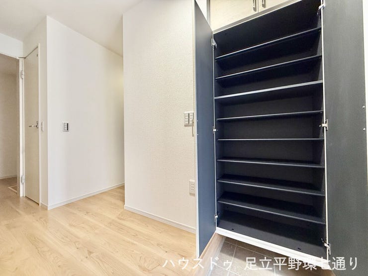 玄関収納は棚数が多く、靴をたっぷり収納できて玄関まわりがすっきりします。