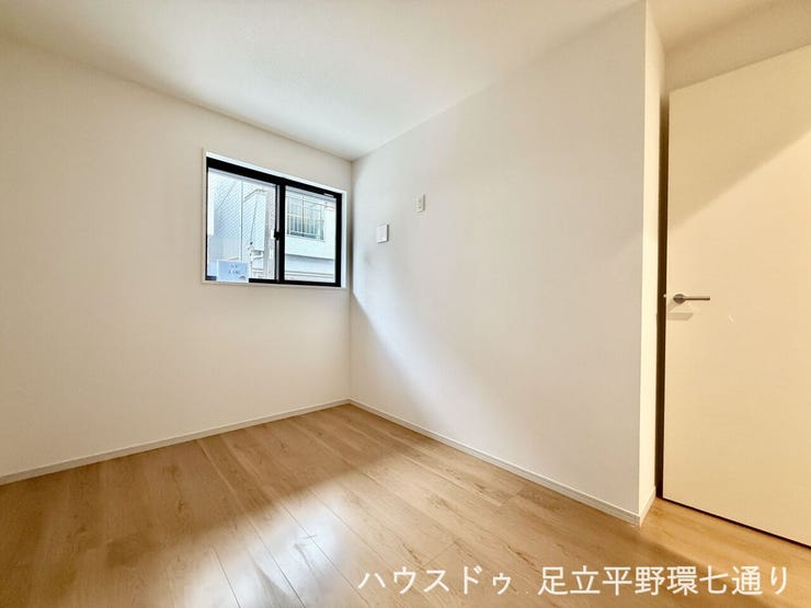 小窓付きの洋室は、自然光を取り込みやすく、落ち着いた個室空間として使えます。