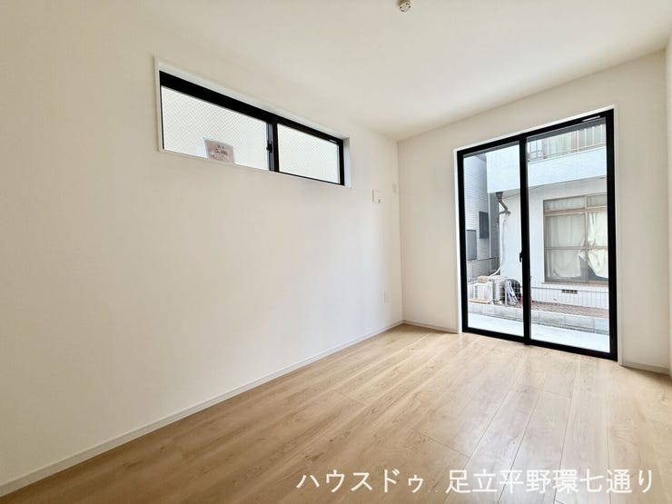2面採光の洋室は明るく風通しも良好。寝室や子ども部屋、ワークスペースにも使いやすい空間です。