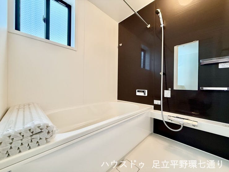浴室は窓付きで換気しやすく、明るく清潔感のあるバスタイムを過ごせます。