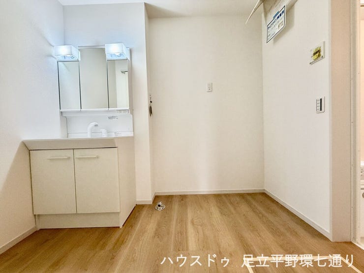 洗面化粧台は鏡裏収納付きで、洗面用品をすっきり整理できます。