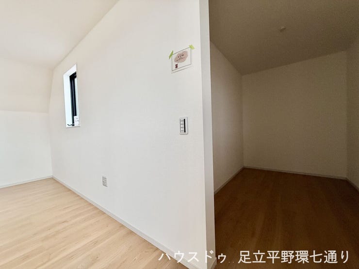 収納スペースを備え、季節物や日用品をまとめて片付けやすい住まいです。