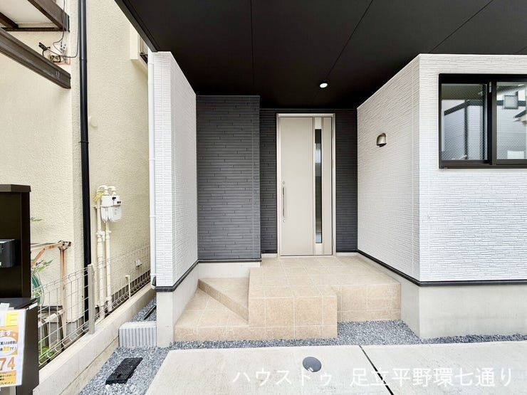 雨の日も安心の奥まった玄関アプローチ。ゆとりあるポーチスペースが住まいの上質感を演出します。