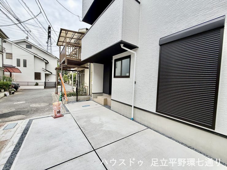 前面に高い建物がなく開放感のある立地。採光や通風にも配慮された、明るく快適な住環境です。