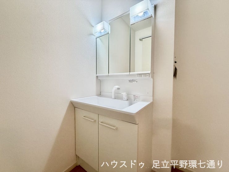 三面鏡付き洗面化粧台で、身支度しやすく収納力も備えた洗面スペースです。