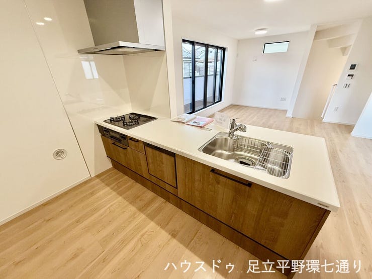 対面キッチンはリビングを見渡せ、家族との会話を楽しみながら家事ができます。