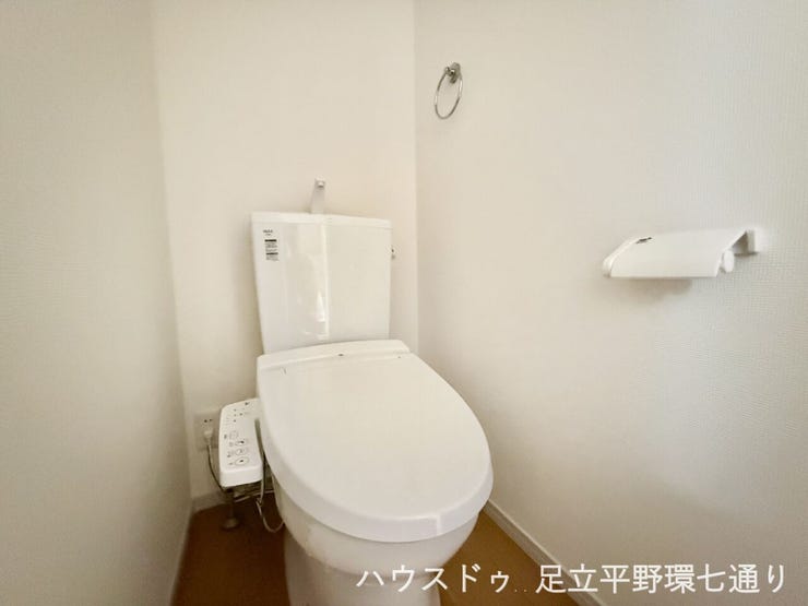 温水洗浄便座付きトイレで、毎日清潔に快適にお使いいただけます。