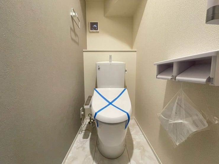 【温水洗浄器付きトイレ 】
温水洗浄器付きのトイレは、便座を暖かく保てるため、冬場でも座ったときにヒヤッとせず快適に使用できます!
ペーパーの使用量の削減にもなるため経済面でもメリットがあります♪