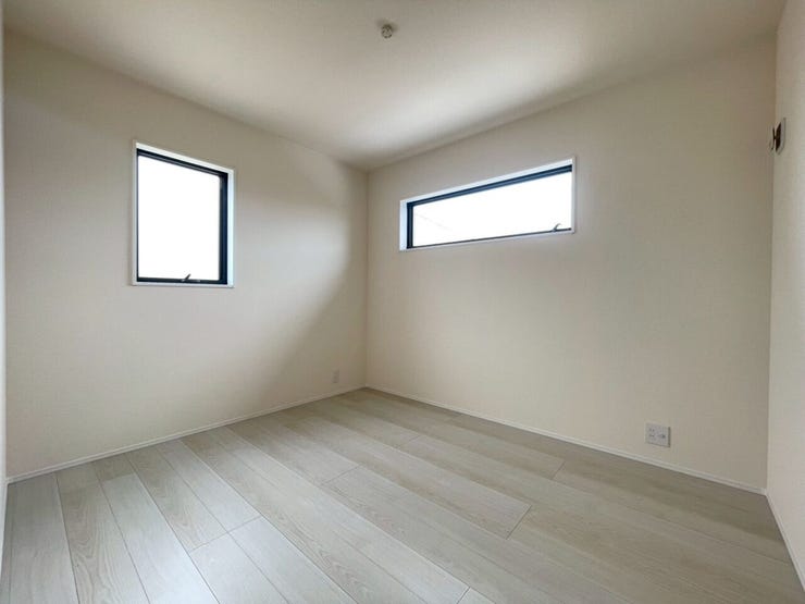 【洋室】
広々としたお部屋は家具の配置やインテリアデザインがしやすく、自分好みの居心地の良い空間を作れます♪
ソファやテレビ台を設置して家族や友人とくつろげるセカンドリビングスペースにもなります!