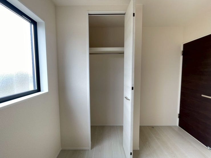 【収納】
扉付きのクローゼットは中身をしっかり隠せるため、生活感を抑えお部屋全体をすっきりと見せることができ、急な来客時にも安心です♪
さらに棚付きの収納があることで、細かな物も整理できます!