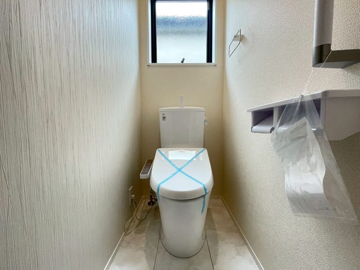 【温水洗浄器付きトイレ 】
温水洗浄器付きのトイレは、便座を暖かく保てるため、冬場でも座ったときにヒヤッとせず快適に使用できます!
ペーパーの使用量の削減にもなるため経済面でもメリットがあります♪