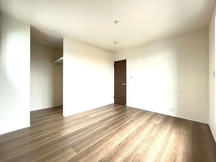 【洋室】
広々としたお部屋は家具の配置やインテリアデザインがしやすく、自分好みの居心地の良い空間を作れます♪
ソファやテレビ台を設置して家族や友人とくつろげるセカンドリビングスペースにもなります!