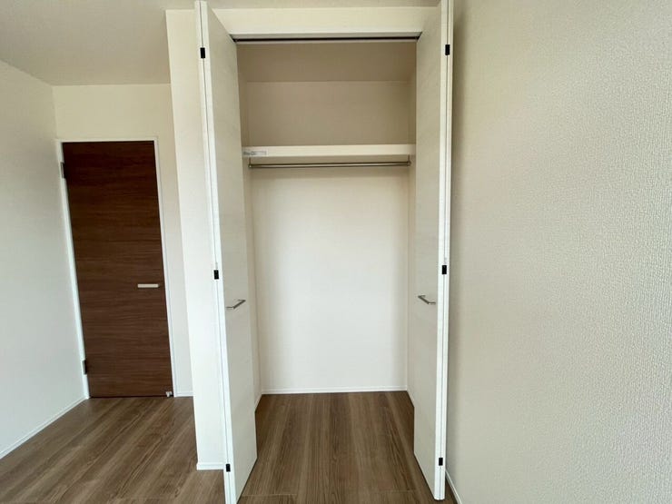【収納】
扉付きのクローゼットは中身をしっかり隠せるため、生活感を抑えお部屋全体をすっきりと見せることができ、急な来客時にも安心です♪
さらに棚付きの収納があることで、細かな物も整理できます!