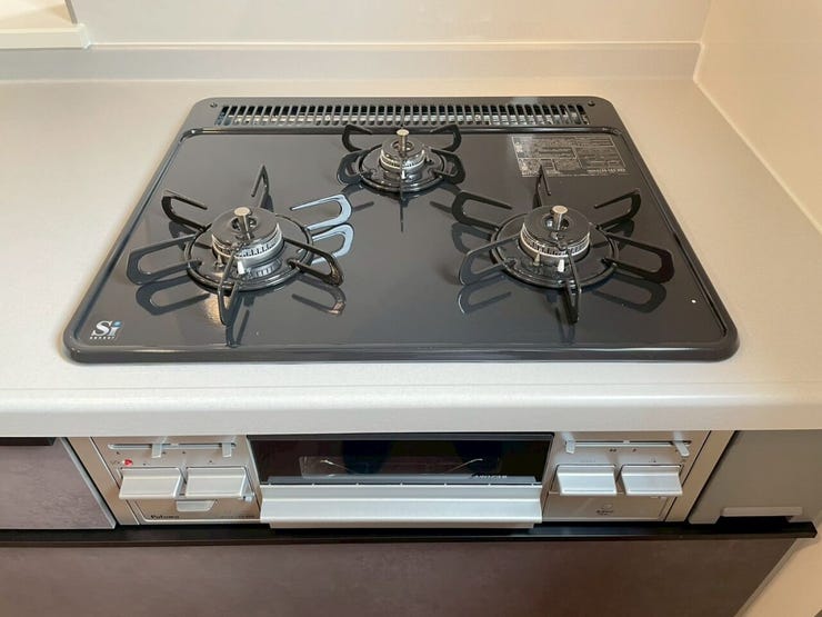 【三口コンロ】
強火、中火、弱火を使い分けて、それぞれに適した調理ができる三口コンロ!
大人数分の料理を手早く準備する際にも便利で、大家族の方やパーティーやイベントのときにも活躍します!