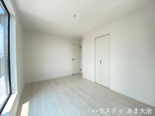 奥行きのあるWICを設けた造り。ご夫婦兼用でご利用いただいても圧迫感を感じる事もなさそうですね。