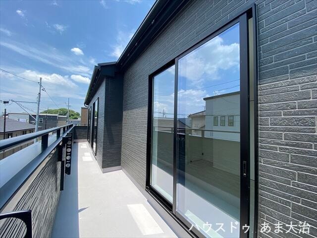 2階全部屋から出入りが可能な南面バルコニー。低い位置に洗濯竿の設置が可能で、周りの視界を気にすることなく衣類干しができそうです。