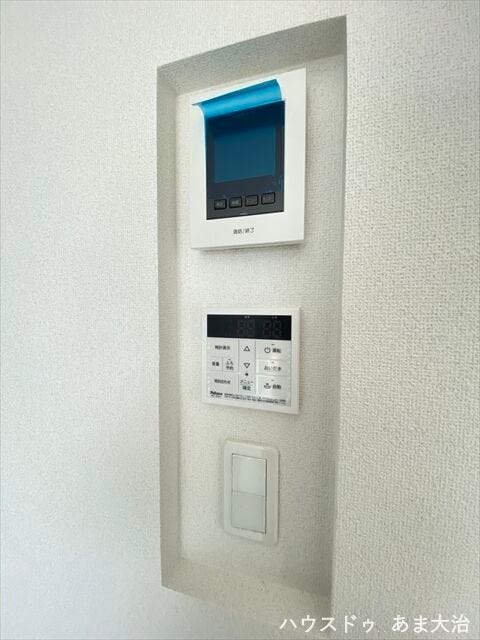 壁のへこみ部にインターホン、給湯パネル、電気スイッチが設置されていて見た目もスマート。