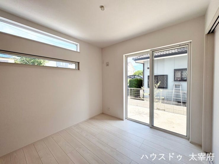 リビングとつながる洋室は、扉を開けて広々とした空間としても、閉めて個室としても使える柔軟な間取りです。来客時の客間やお子様の遊び場、将来の寝室など、ライフスタイルに合わせて活用できます。