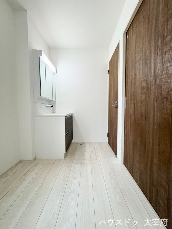 脱衣所にゆとりがあり、着替えや洗濯の動作がスムーズです。洗濯カゴや収納棚を置いても圧迫感がなく、家事動線も整えやすい快適な空間です。