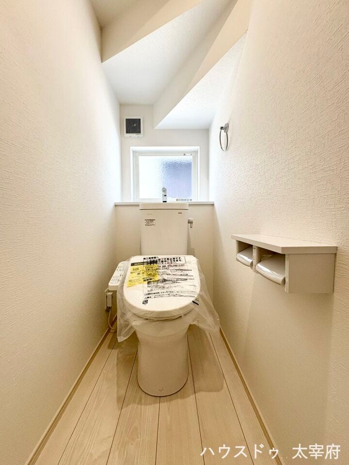 トイレは窓付きなので換気がしやすいですね。大人も子どもも快適な自動温洗浄便座機能付きで、衛生的かつ、ペーパー節約にもなります。