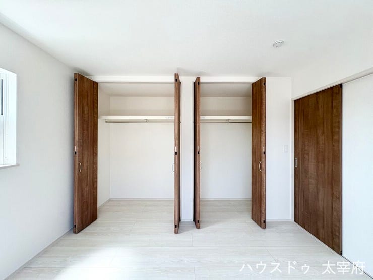 空間にメリハリとデザイン性をプラス。シンプルながらも印象に残る仕上がりで、家具やインテリアが映える、落ち着きのある洋室なっております。