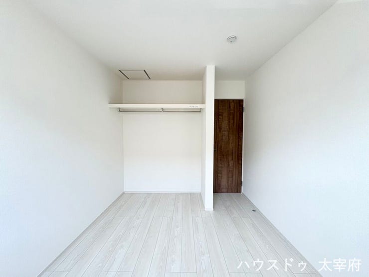 家具配置の自由度が高いお部屋です。収納棚などで自分好みに空間づくりができ、書斎や趣味部屋として使いやすい一室です。