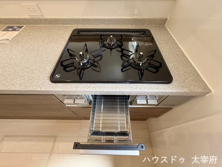 グリル付きの3口コンロや、スタイリッシュな薄型レンジフードがすっきりと収まっており、お料理のしやすさはもちろん、見た目の美しさも考慮された設計です。