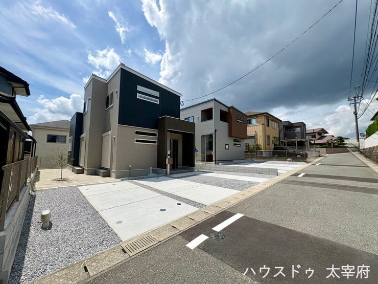 広い駐車スペースなので複数台所有のご家族や、来客用にも便利です。