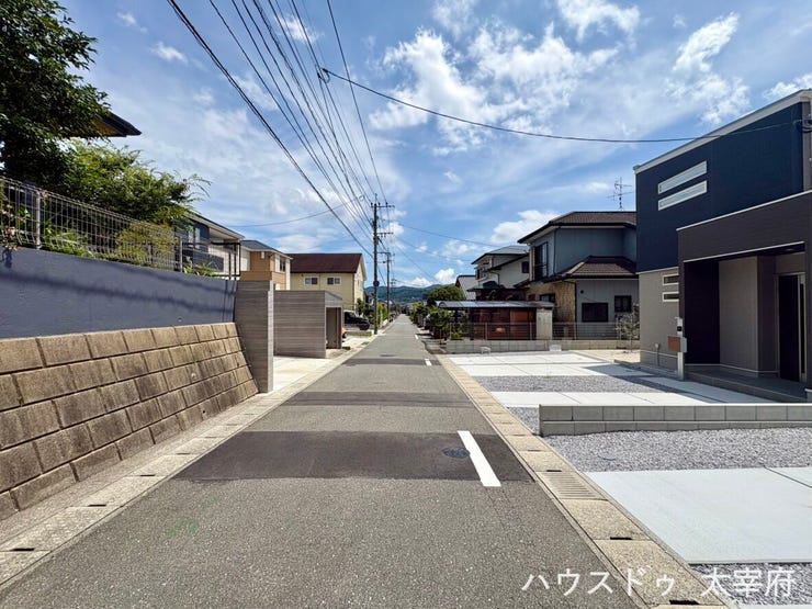 道路幅に余裕があり、運転が苦手な方も安心です。見通しの良い道路に面し、車の出し入れもスムーズです。