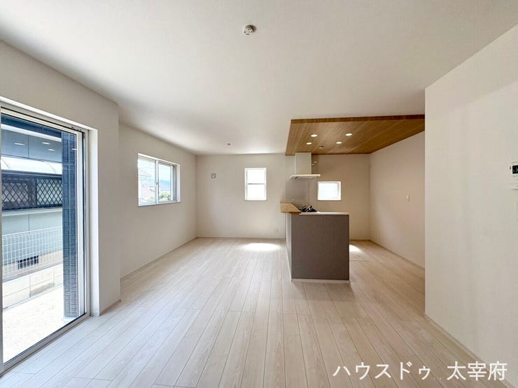 白を基調とした内装と明るい色合いのフローリングにより、光が反射して室内全体が広く明るく感じられます。
大きな窓からたっぷりと自然光が差し込み、心地よい空間を演出しています。