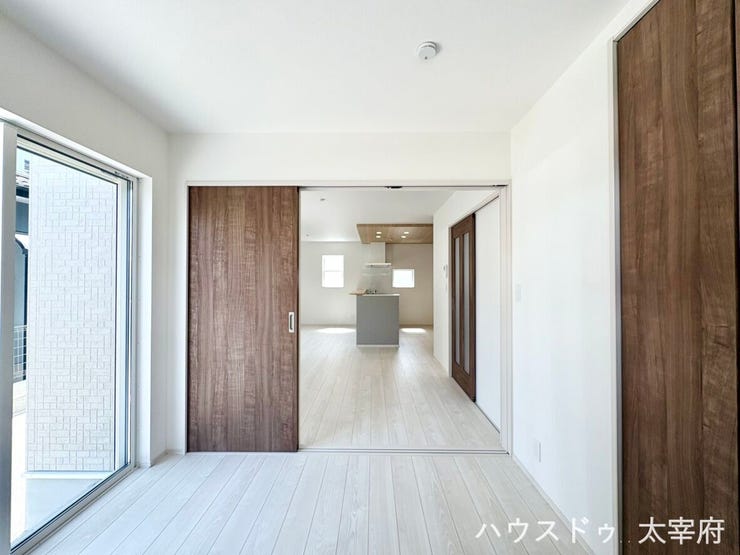 リビングとつながる洋室は、扉を開けて広々とした空間としても、閉めて個室としても使える柔軟な間取りです。来客時の客間やお子様の遊び場、将来の寝室など、ライフスタイルに合わせて活用できます。