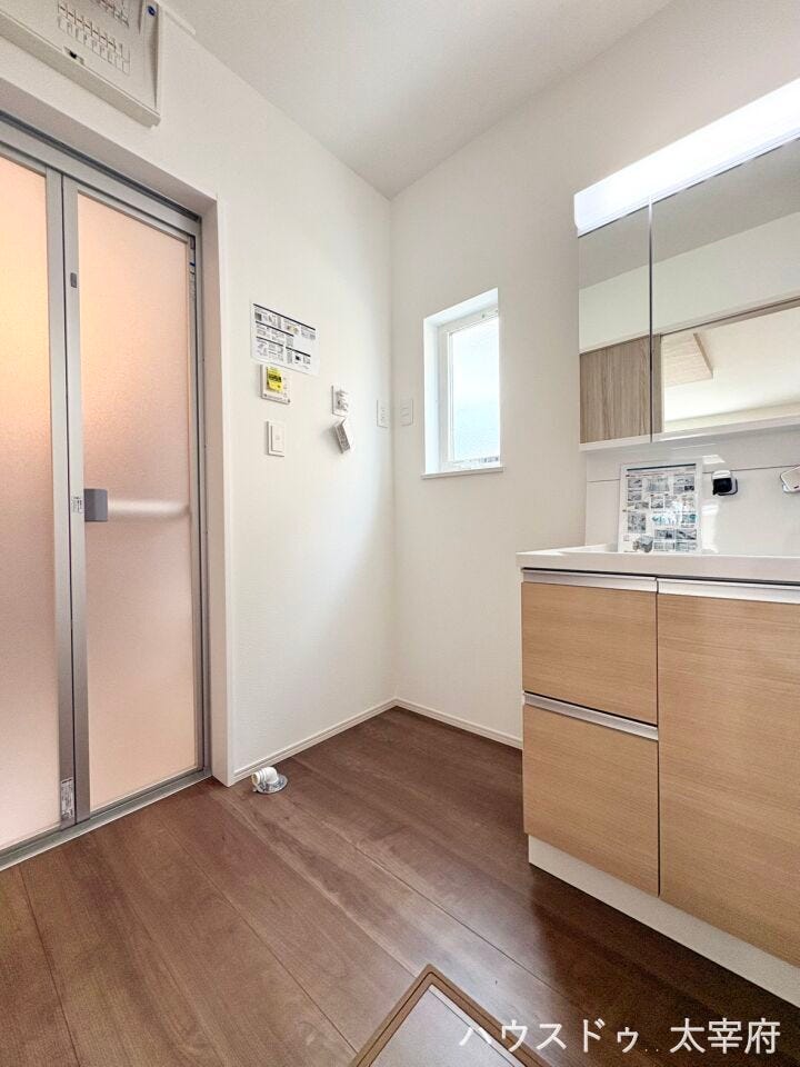 脱衣所にゆとりがあり、着替えや洗濯の動作がスムーズです。洗濯カゴや収納棚を置いても圧迫感がなく、家事動線も整えやすい快適な空間です。