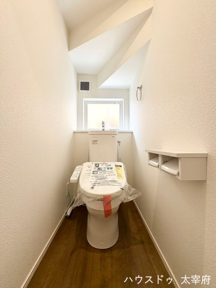 トイレは窓付きなので換気がしやすいですね。大人も子どもも快適な自動温洗浄便座機能付きで、衛生的かつ、ペーパー節約にもなります。