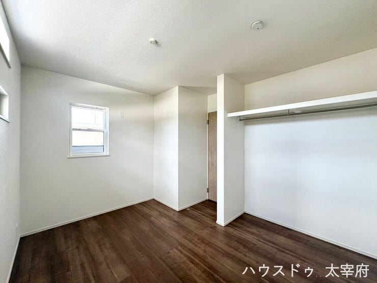 扉がなく、ハンガーパイプと上部棚が備え付けられたオープンな収納スペースがあります。洋服を出し入れしやすく、ショップのようなディスプレイ収納を楽しむことができます。