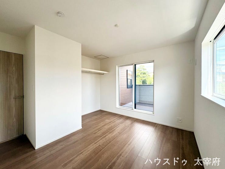 深みのある木目調のフローリングと白い壁のコントラストが、シンプルでモダンな雰囲気を演出しています。家具配置の自由度が高いお部屋です。好みに空間づくりができ、書斎や趣味部屋として使いやすい一室です。