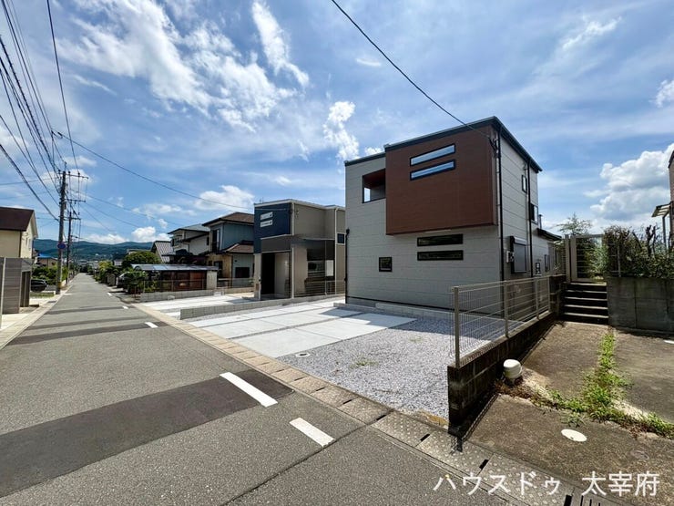 広い駐車スペースなので複数台所有のご家族や、来客用にも便利です。
